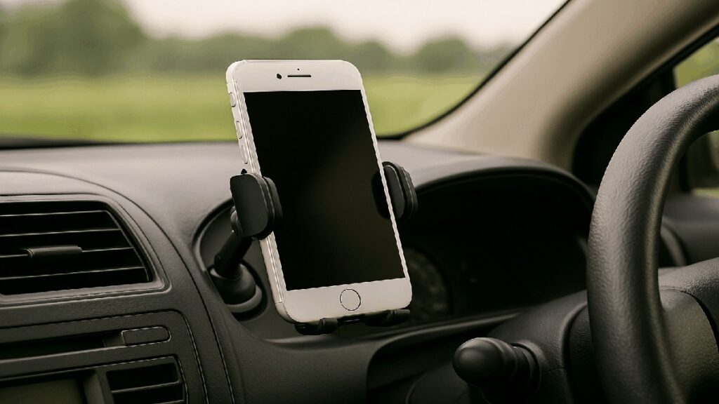 ダッシュボードにスマホホルダーを設置し、ナビ画面を表示している様子。