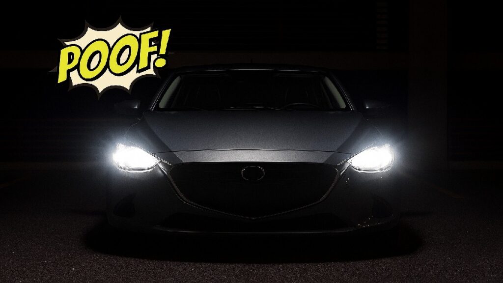 夜の駐車場でLEDヘッドライトが点灯し、左右均一に地面を照らしている車の正面構図